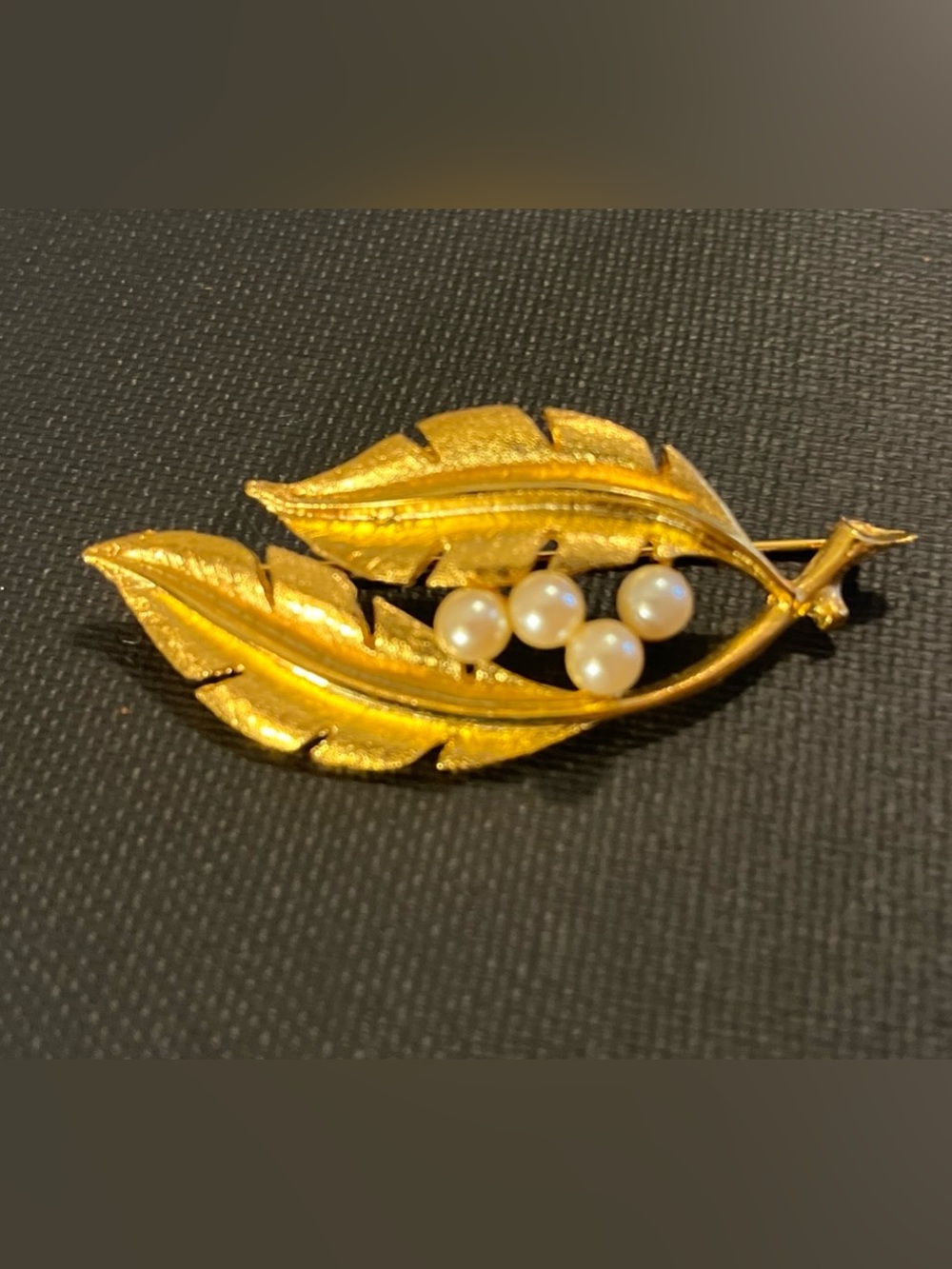 Gold Tone Leaf Pearl Cluster Brooch - Elegant Women's Jewelry